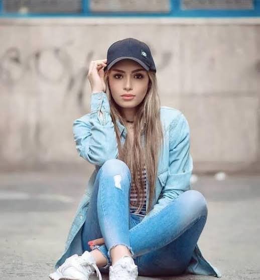 ژست عکس با کلاه کپ دخترانه