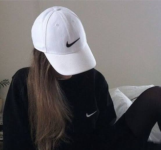 ژست عکس با کلاه کپ دخترانه