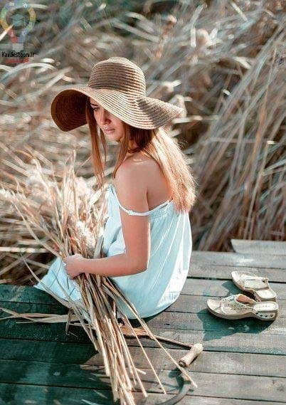  ژست عکس با کلاه کپ دخترانه