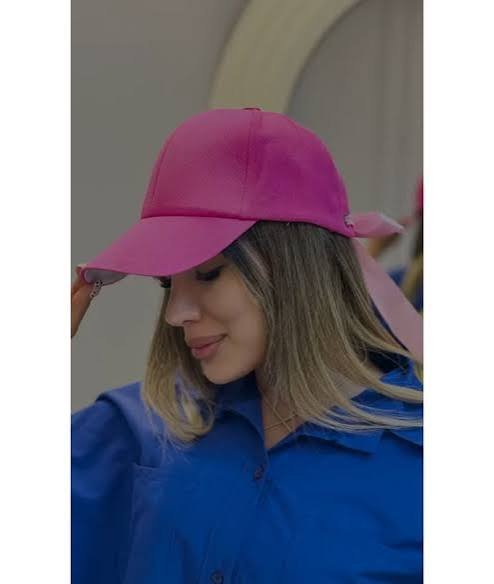  ژست عکس با کلاه کپ دخترانه