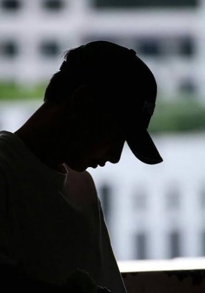  ژست عکس با کلاه کپ پسرانه