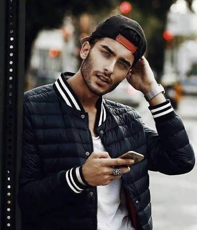  ژست عکس با کلاه کپ پسرانه