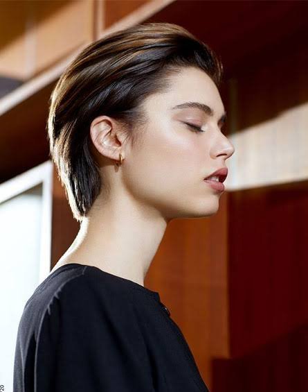  عکس پرتره زن با موهای کوتاه