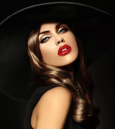  عکس زن با موهای تیره و رژ لب تیره با کیفیت بالا