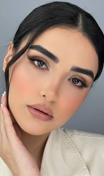  عکس زن با موهای تیره و رژ لب تیره با کیفیت بالا