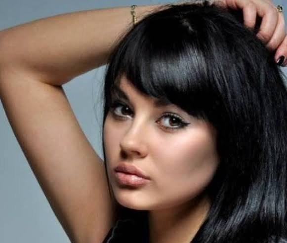  عکس زن با موهای تیره و رژ لب تیره با کیفیت بالا