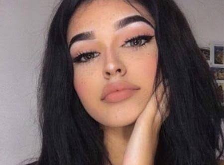  عکس زن با موهای تیره و رژ لب تیره با کیفیت بالا