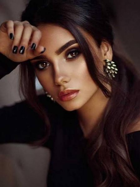  عکس زن با موهای تیره و رژ لب تیره با کیفیت بالا