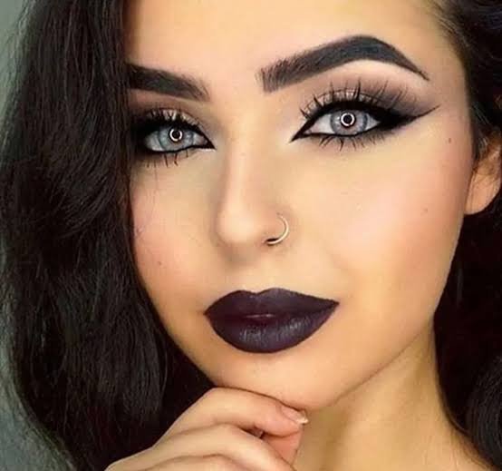  عکس زن با موهای تیره و رژ لب تیره با کیفیت بالا