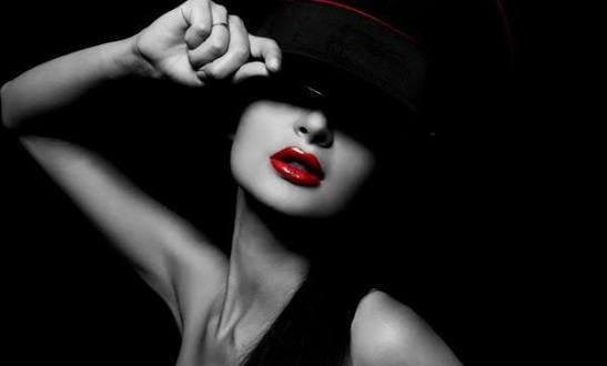  عکس زن با موهای تیره و رژ لب تیره با کیفیت بالا