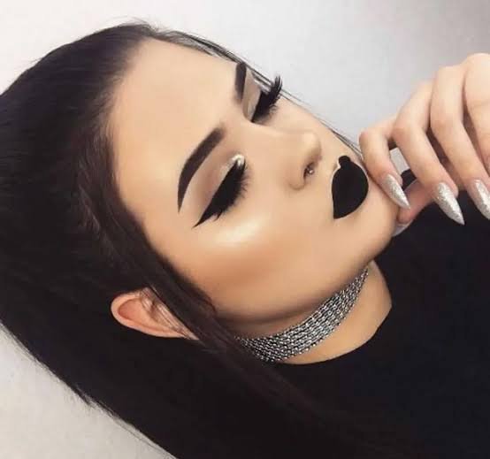  عکس زن با موهای تیره و رژ لب تیره با کیفیت بالا