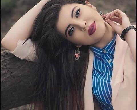  عکس زن با موهای تیره و رژ لب تیره با کیفیت بالا