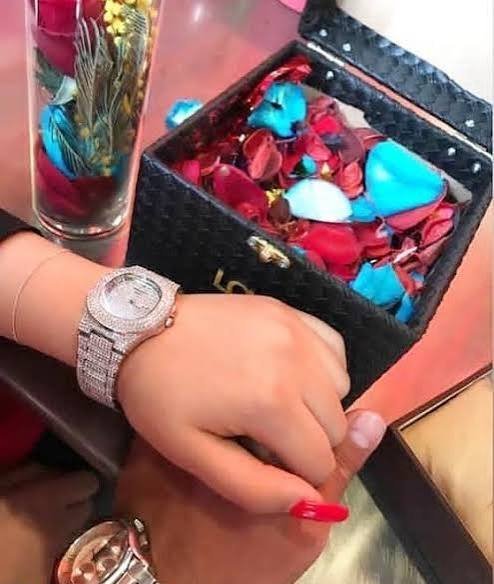  عکس دست عاشقانه طبیعی