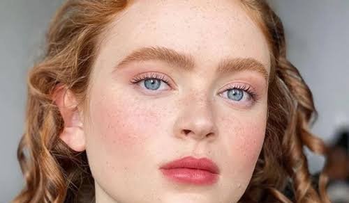  عکس زیبا زن با کک و مک و چهره‌ای جذاب