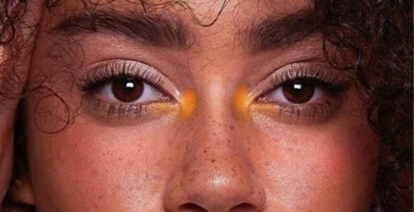  عکس زیبا زن با کک و مک و چهره‌ای جذاب