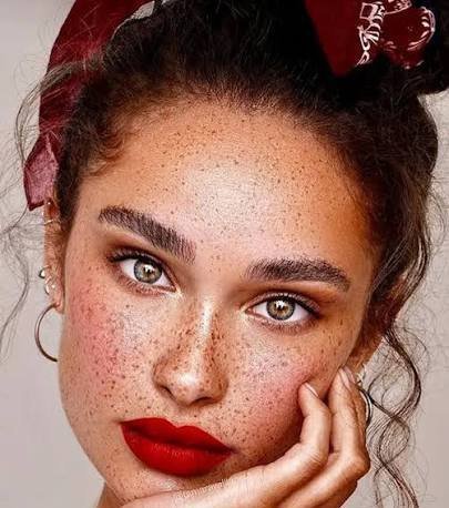  عکس زیبا زن با کک و مک و چهره‌ای جذاب
