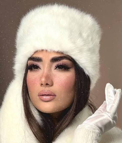  عکس زیبا زن با کک و مک و چهره‌ای جذاب
