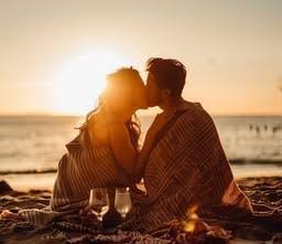  عکس رمانتیک بوسه کنار دریا