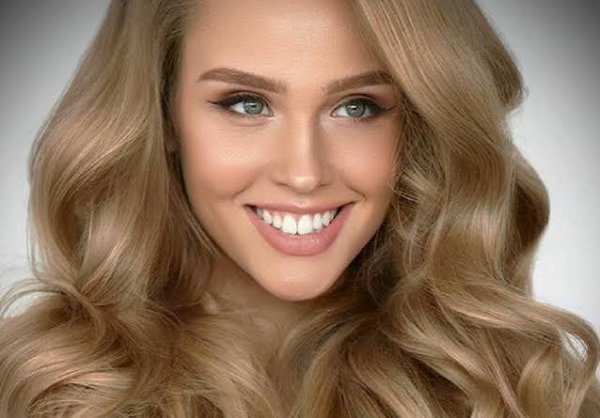  عکس مدل زن با موهای بلوند و چهره زیبا