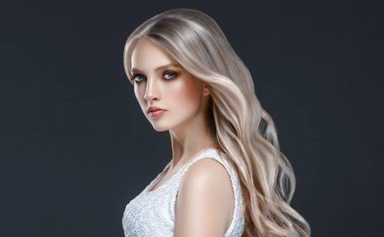  عکس مدل زن با موهای بلوند و چهره زیبا