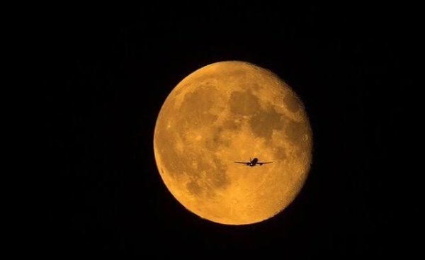  عکس ماه کامل در آسمان شب با کیفیت بالا